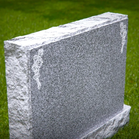1831 - Lápida Conmemorativa Minimalista con Ramos de Rosas Grabados en un Entorno Natural