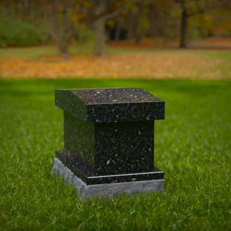 1971 - Klassisches Kremations-Nischen-Denkmal mit schrägem Dach