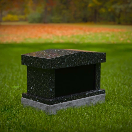1971 - Klassisches Kremations-Nischen-Denkmal mit schrägem Dach