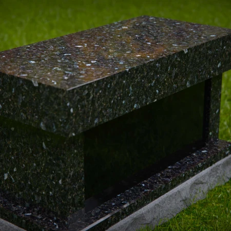 1969 - Poliertes Granit-Kremationsdenkmal mit Flachdach-Design