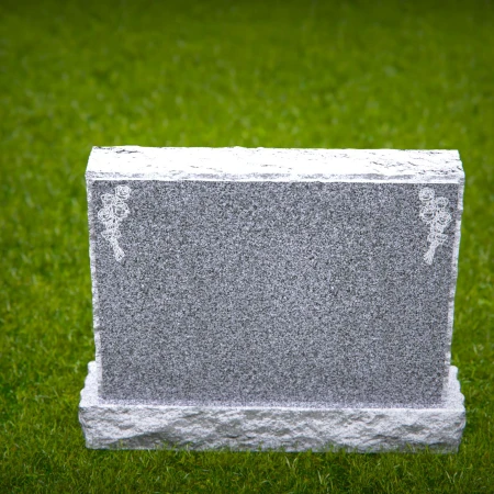 1831 - Lápida Conmemorativa Minimalista con Ramos de Rosas Grabados en un Entorno Natural