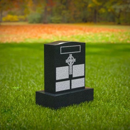 1565 - Schwarzer Granit Grabstein mit keltischem Kreuz und gravierten Paneelen