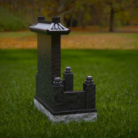 1900 - Traditionelles Denkmal mit Ziegeldach in ruhiger natürlicher Umgebung
