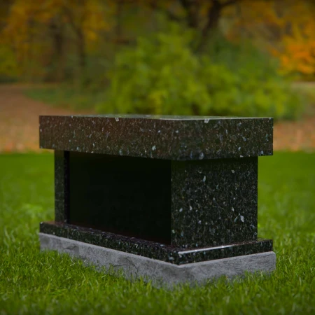 1969 - Poliertes Granit-Kremationsdenkmal mit Flachdach-Design