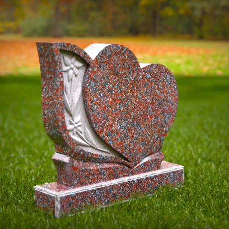 1955 - Herzförmiger Grabstein aus Granit mit geschnitzten Blumenakzenten