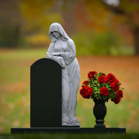 1910 - Monumento Triste con Figura en Duelo y Arreglo Floral