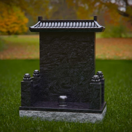 1900 - Traditionelles Denkmal mit Ziegeldach in ruhiger natürlicher Umgebung