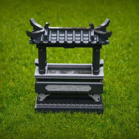 1595 - Traditionelles asiatisches Denkmal im friedlichen Umfeld