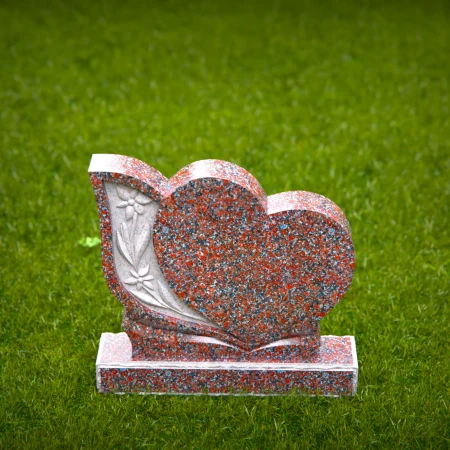 1955 - Herzförmiger Grabstein aus Granit mit geschnitzten Blumenakzenten