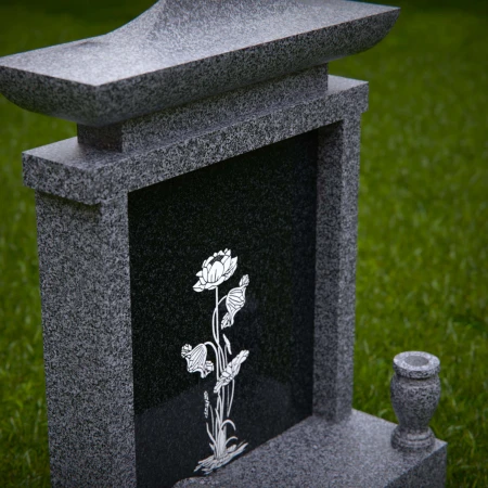 1903 - Künstlerisches Denkmal mit Lotusblumen-Gravur in friedlicher Umgebung