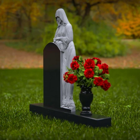 1910 - Monumento Triste con Figura en Duelo y Arreglo Floral