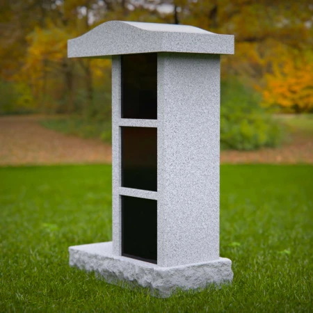 1975 - Granit-Urnen-Nischen-Denkmal mit gewölbter Spitze und drei Abteilungen