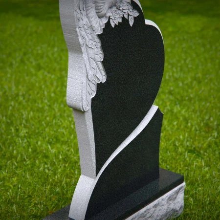 1865 - Grabstein in Herzform mit geschnitzten Engelsflügeln und floralen Akzenten