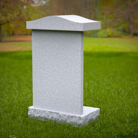 1975 - Granit-Urnen-Nischen-Denkmal mit gewölbter Spitze und drei Abteilungen