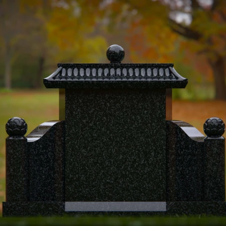 1894 - Architektonisches Denkmal mit verziertem Dach und kugelförmigen Spitzen