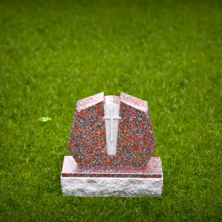 1947 - Geometrischer roter Granit-Grabstein mit Kreuz - Auffälliges Denkmaldesign