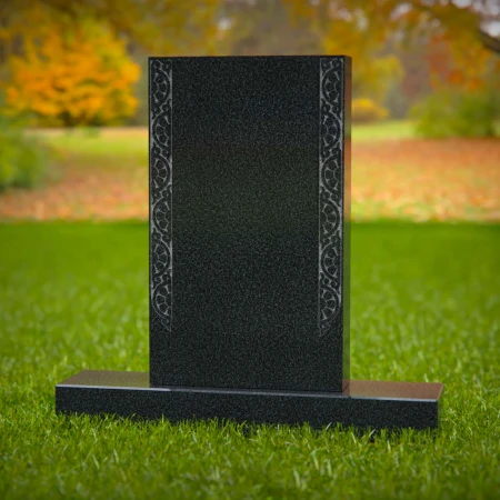 1581 - Lápida Clásica de Granito Negro con Grabado Ornamental en el Lado