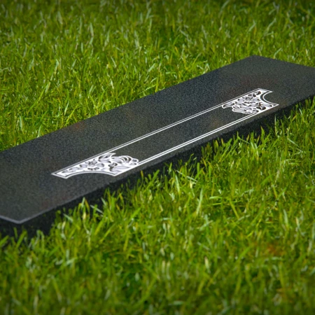 1648 - Flache Grabplatte aus Granit mit Blumen-Gravur
