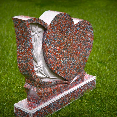 1955 - Herzförmiger Grabstein aus Granit mit geschnitzten Blumenakzenten