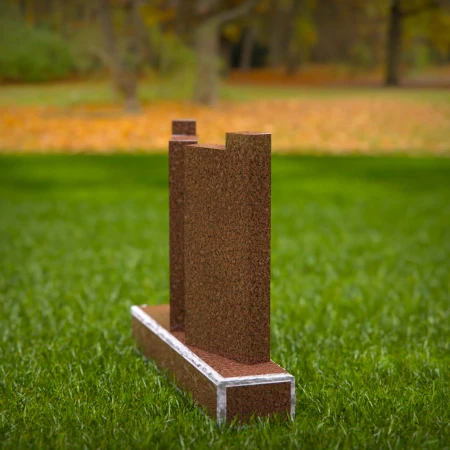 1937 - Modernes aufrechtes Denkmal mit ausgeschnittenem Kreuz und geometrischem Design
