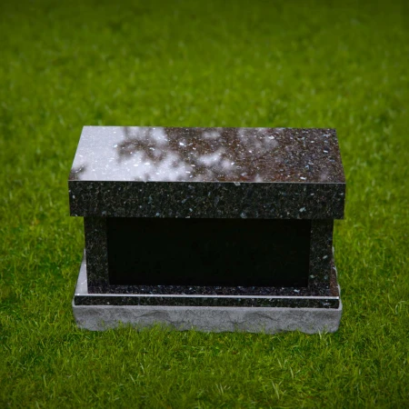 1969 - Poliertes Granit-Kremationsdenkmal mit Flachdach-Design