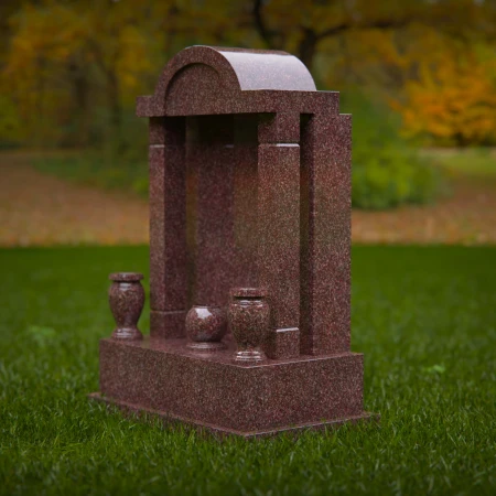 1886 - Traditioneller aufrechter Grabstein mit gewölbter Spitze und dekorativen Urnen