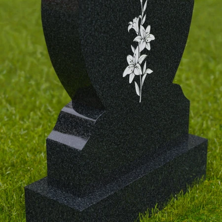 1659 - Herzförmiger Gedenkstein mit Blumengravur - Eine Liebeserinnerung