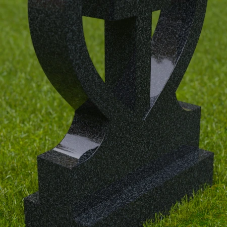 1742 - Lápida Conmemorativa en forma de Corazón con Cruz - Un Símbolo de Amor y Fe