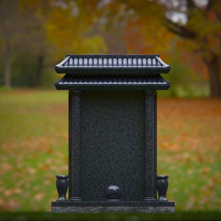 1907 - Klassisches Denkmal mit Ziegeldach und Säulenakzenten in einer friedlichen Landschaft