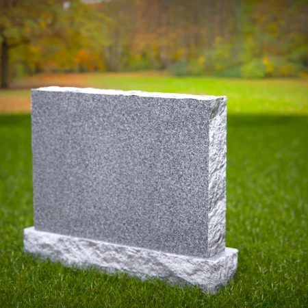 1831 - Lápida Conmemorativa Minimalista con Ramos de Rosas Grabados en un Entorno Natural