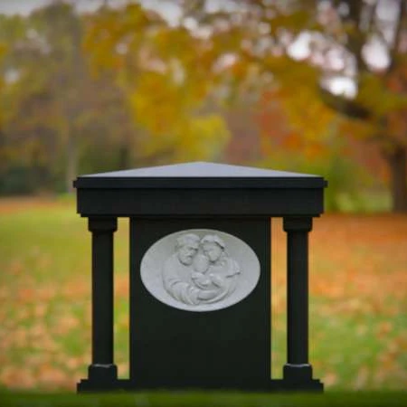 1561 - Schwarzes Granit-Mausoleum-Denkmal mit graviertem religiösem Porträt