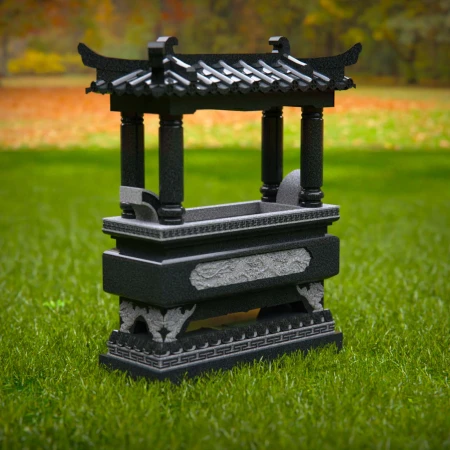1595 - Traditionelles asiatisches Denkmal im friedlichen Umfeld