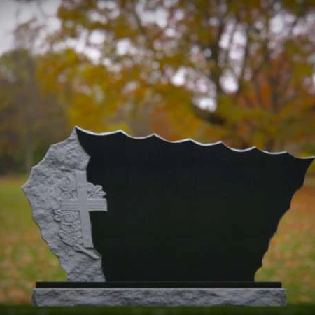 1921 - Monumento Esculpido con Relieve de Cruz y Rosa en Ambiente Natural