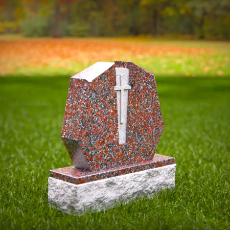 1947 - Geometrischer roter Granit-Grabstein mit Kreuz - Auffälliges Denkmaldesign