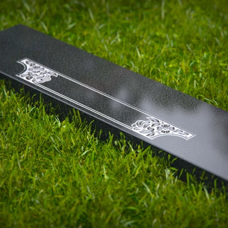1648 - Flache Grabplatte aus Granit mit Blumen-Gravur