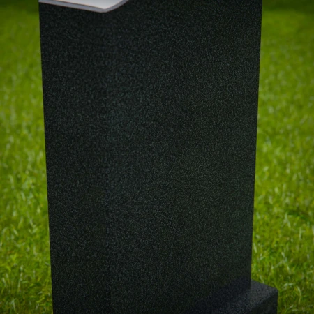 1762 - Klassischer Grabstein aus Granit mit gewölbter Spitze
