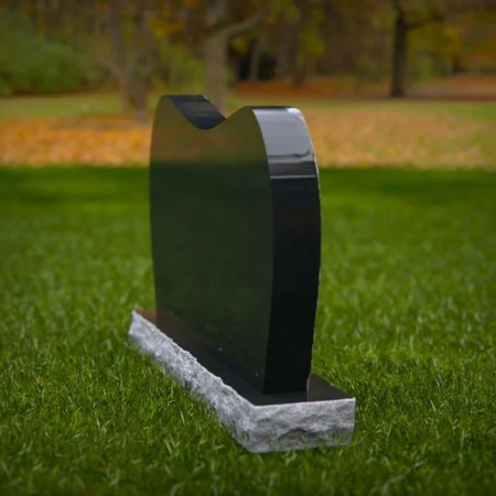 1964 - Grabstein aus Granit mit geschnitztem Löwen- und Engelmotiv