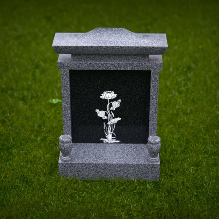 1903 - Künstlerisches Denkmal mit Lotusblumen-Gravur in friedlicher Umgebung