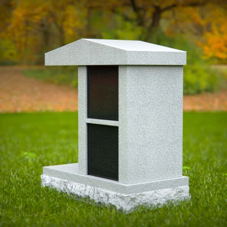 1967 - Granit-Kremationsdenkmal mit Dach-Design und zwei Nischen