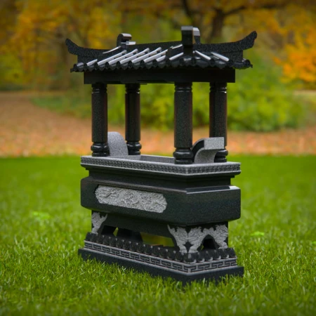 1595 - Traditionelles asiatisches Denkmal im friedlichen Umfeld