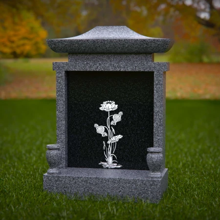 1903 - Künstlerisches Denkmal mit Lotusblumen-Gravur in friedlicher Umgebung