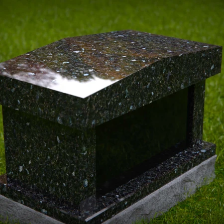 1971 - Klassisches Kremations-Nischen-Denkmal mit schrägem Dach