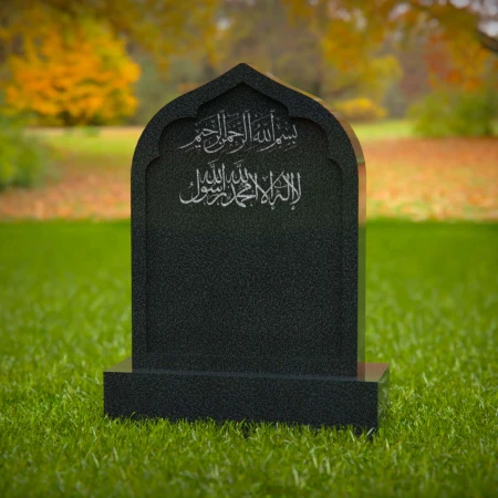 1593 - Lápida islámica con inscripción en árabe en un cementerio tranquilo