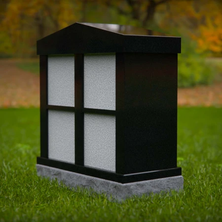 1974 - Modernes Granit-Kremationsnischen-Denkmal mit vier Lichttafelfächern