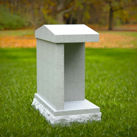 1967 - Granit-Kremationsdenkmal mit Dach-Design und zwei Nischen