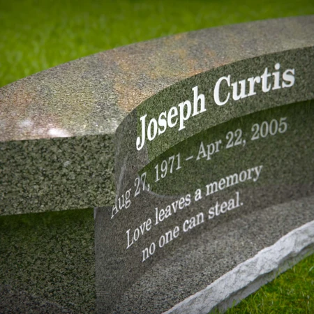 1979 - Banco Conmemorativo de Granito Personalizado con Cita - Tributo Duradero en Cementerio