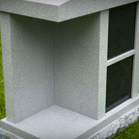 1967 - Granit-Kremationsdenkmal mit Dach-Design und zwei Nischen