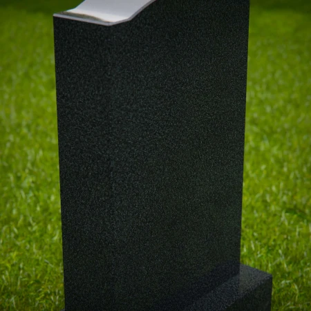 1765 - Klassischer aufrechter Grabstein mit gewölbter Spitze