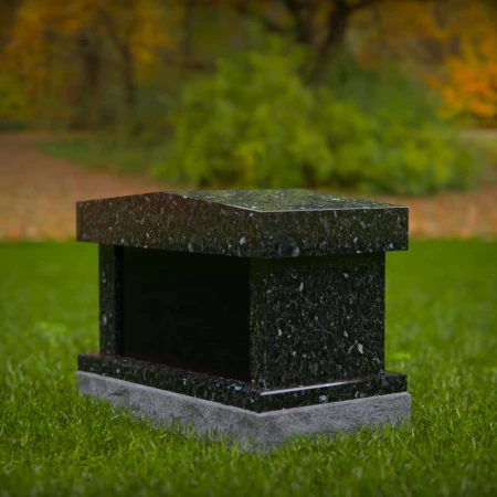 1971 - Klassisches Kremations-Nischen-Denkmal mit schrägem Dach