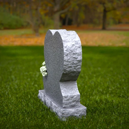 1915 - Herzförmiges Denkmal mit ruhigem Park